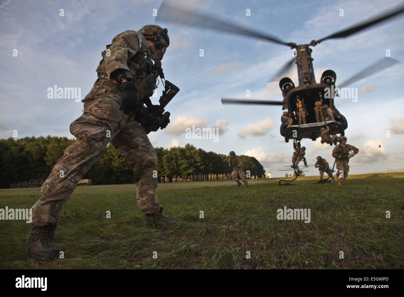 US Army Rangers mit dem 1. Bataillon, 75th Ranger Regiment führt schnell Seil Ausbildung bei Hunter Army Airfield, Ga., Juni Stockfoto