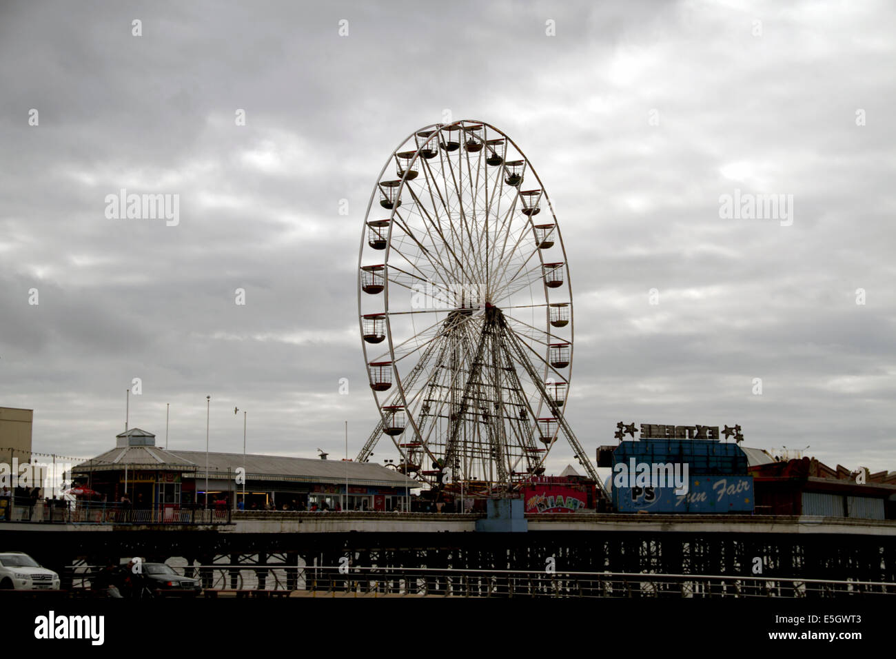 Riesenrad in Blackpool Pier an einem bewölkten Tag Stockfoto