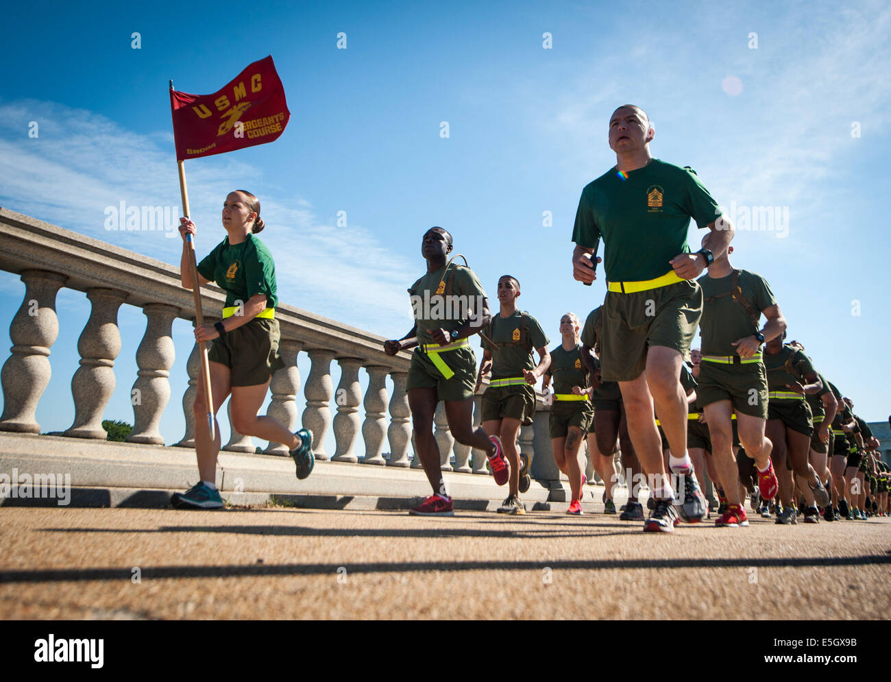 Studenten und Mitarbeiter der Fakultät vom Marine Corps Base Quantico Personal Unteroffizier Academy (SNCOA) führen eine 7-Meilen-D Stockfoto