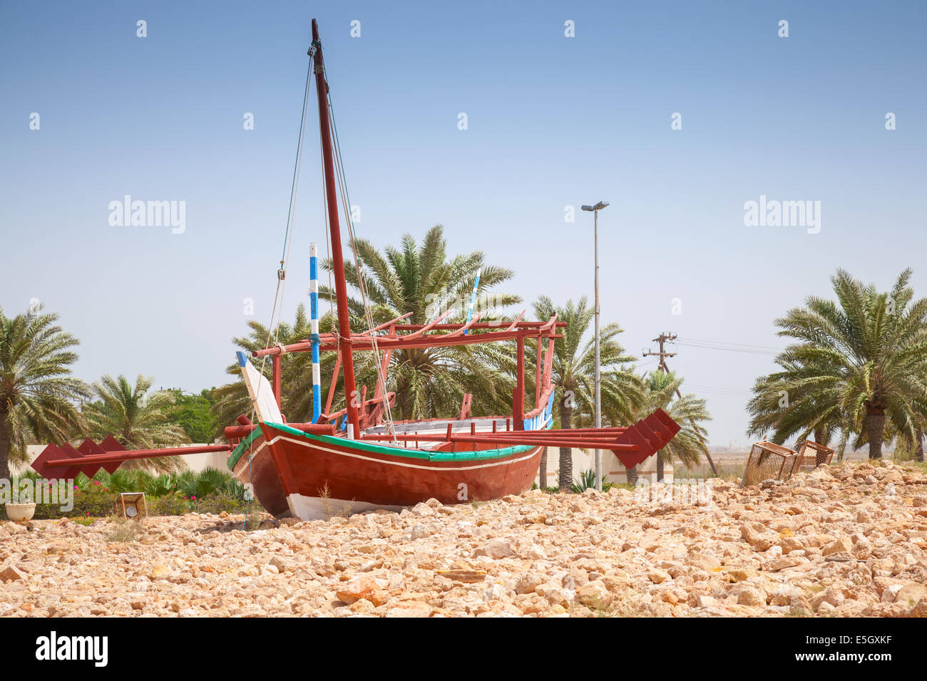 Stilisierte arabisches Holzschiff. Denkmal in Ras Tanura, Saudi-Arabien Stockfoto