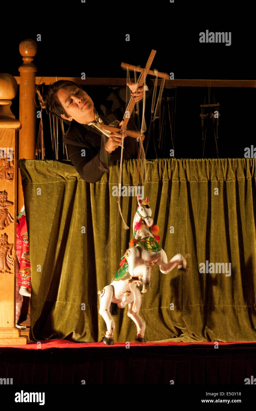 Ein Puppenspieler führt eine tanzende Pferd Marionette bei einer Show in Bagan, Birma (Myanmar) Stockfoto