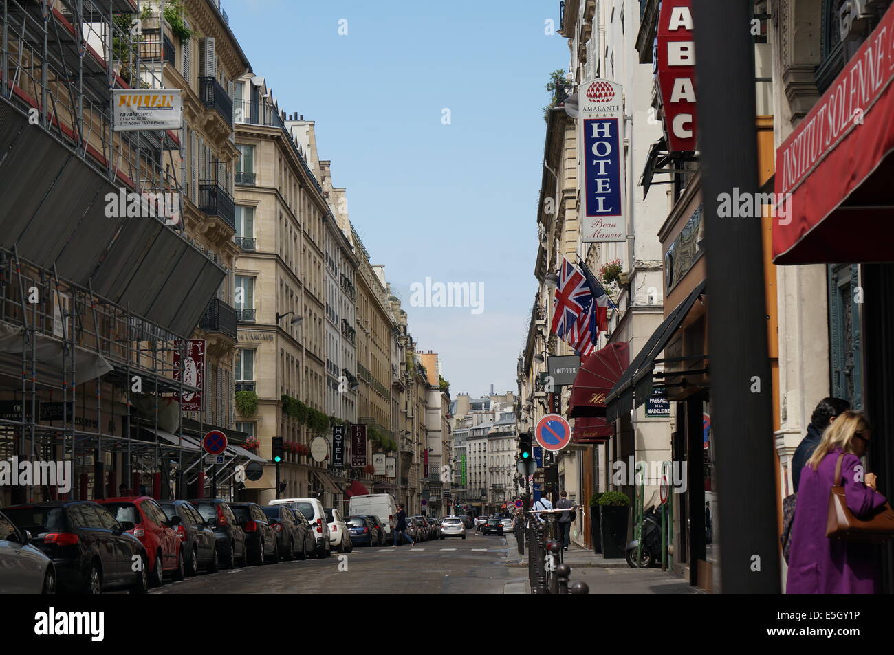 Straße von Paris am Place De La Madeleine, Autos vor Rückansicht Stockfoto