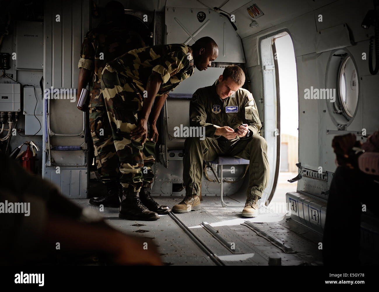 Ein Flieger mit der senegalesischen Air Force zeigt US Air Force Staff Sgt Steven Calaway, einem Loadmaster 115. Airl zugewiesen Stockfoto