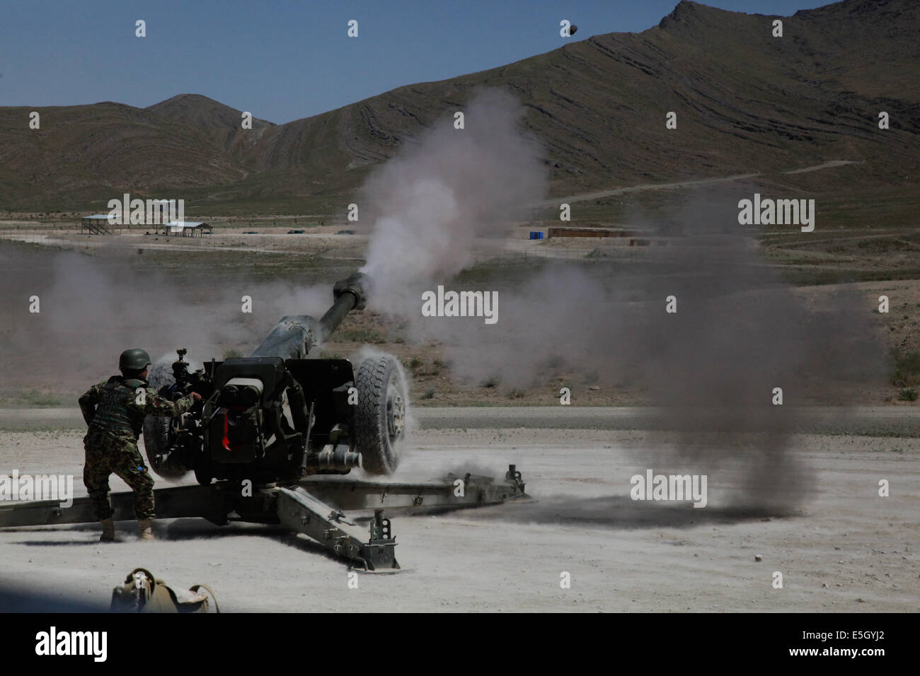 Ein Afghan National Army-Soldat mit dem 203. Donner Corps feuert eine 122 mm Haubitze während einer live-Feuer-Übung am vorwärts Ope Stockfoto