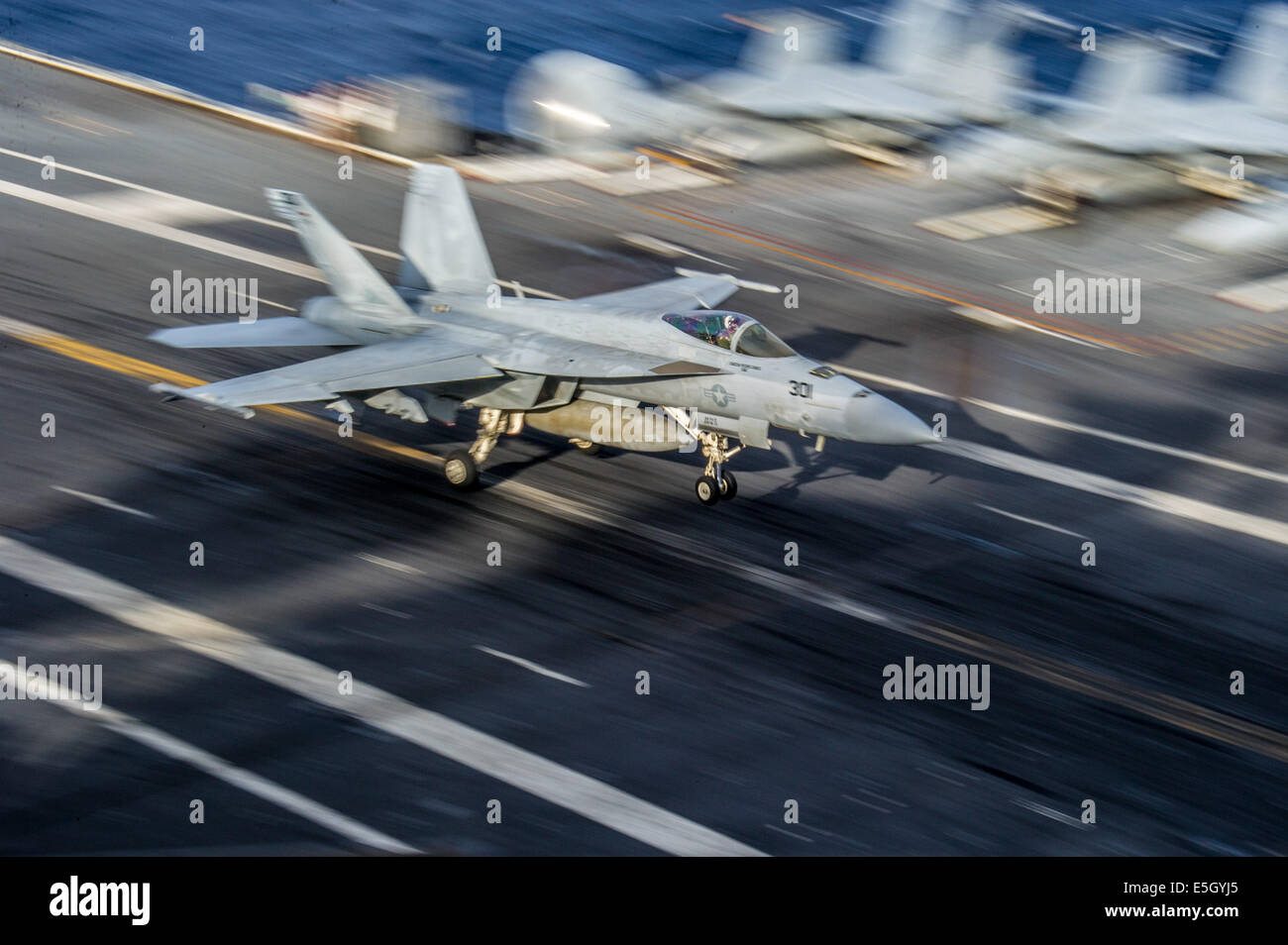 Ein US-Navy F/A-18E Super Horner Flugzeuge zugeordnet, Strike Fighter Squadron (VFA) 115 landet an Bord des Flugzeugträgers USS G Stockfoto