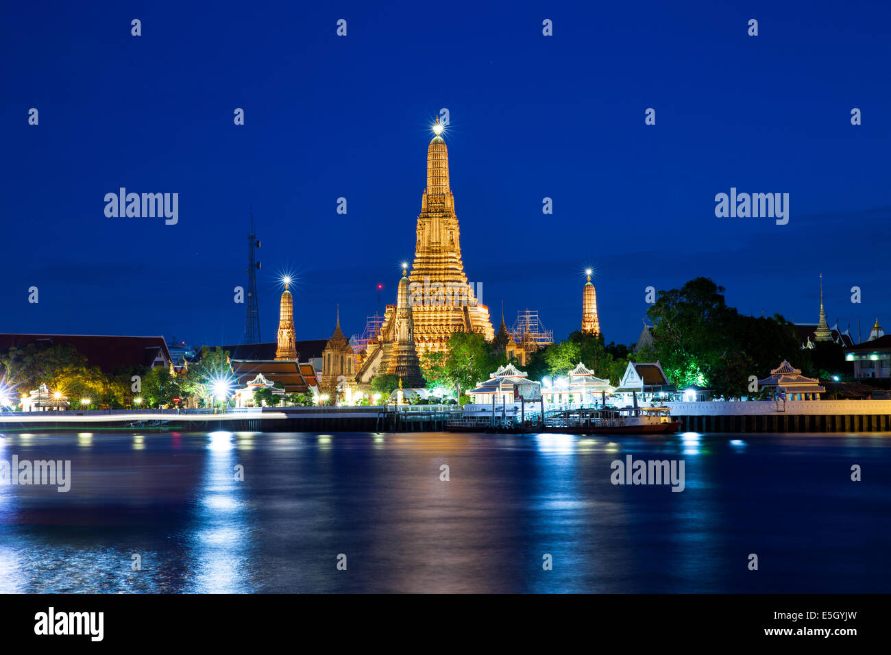 Wat Arun (Tempel der Morgenröte) in der Nacht, Bangkok, Thailand. Stockfoto