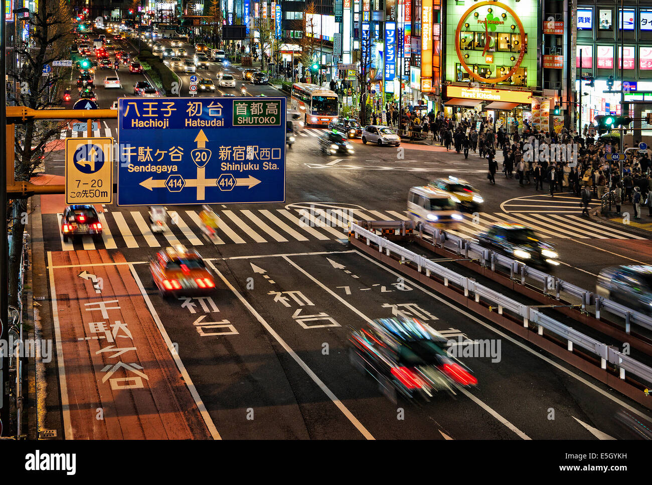 Shinjuku Bezirk in der Abenddämmerung, Tokio, Japan. Stockfoto