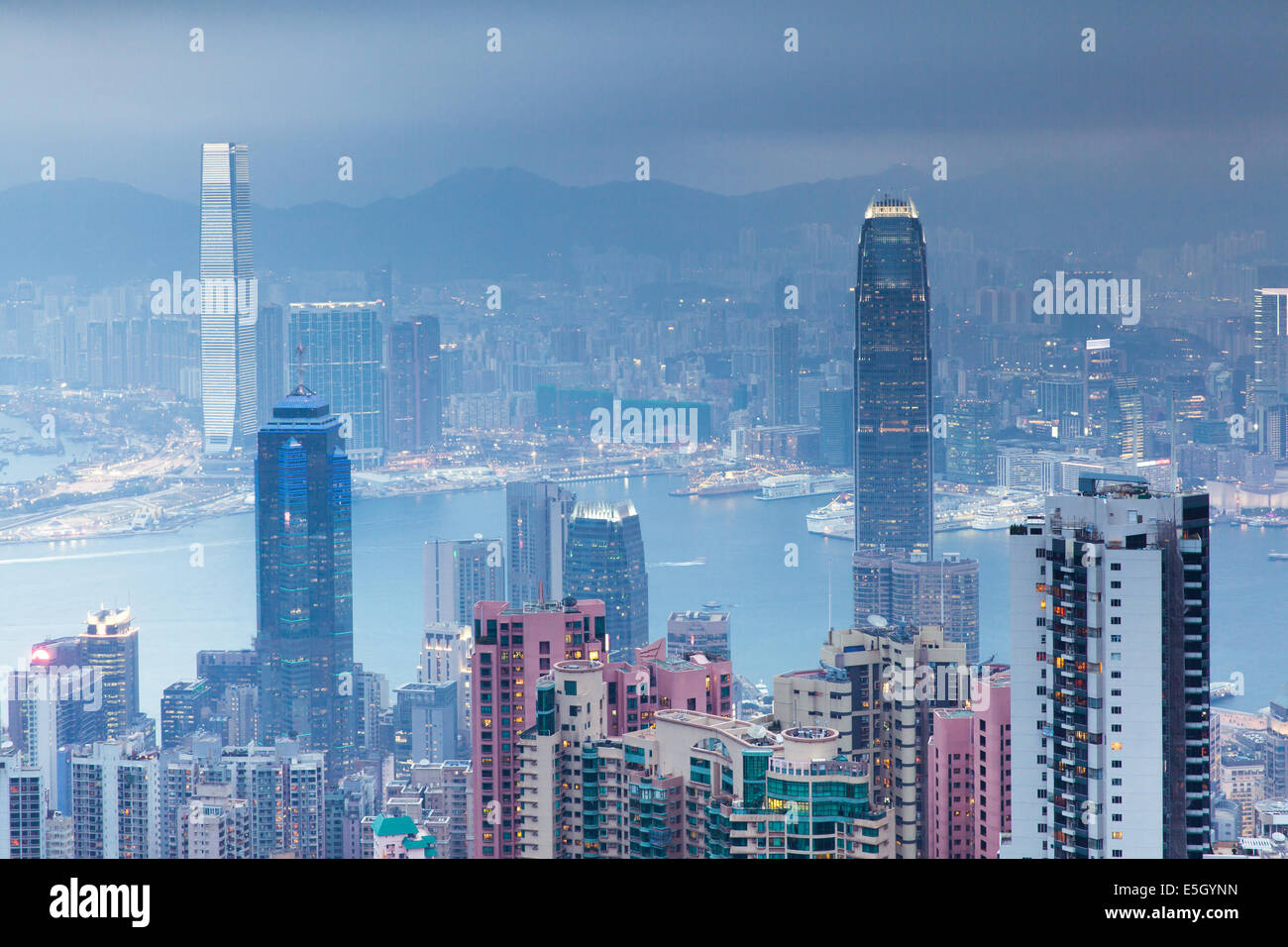 Herrliche Aussicht vom Victoria Peak in der Abenddämmerung, Hong Kong. Stockfoto