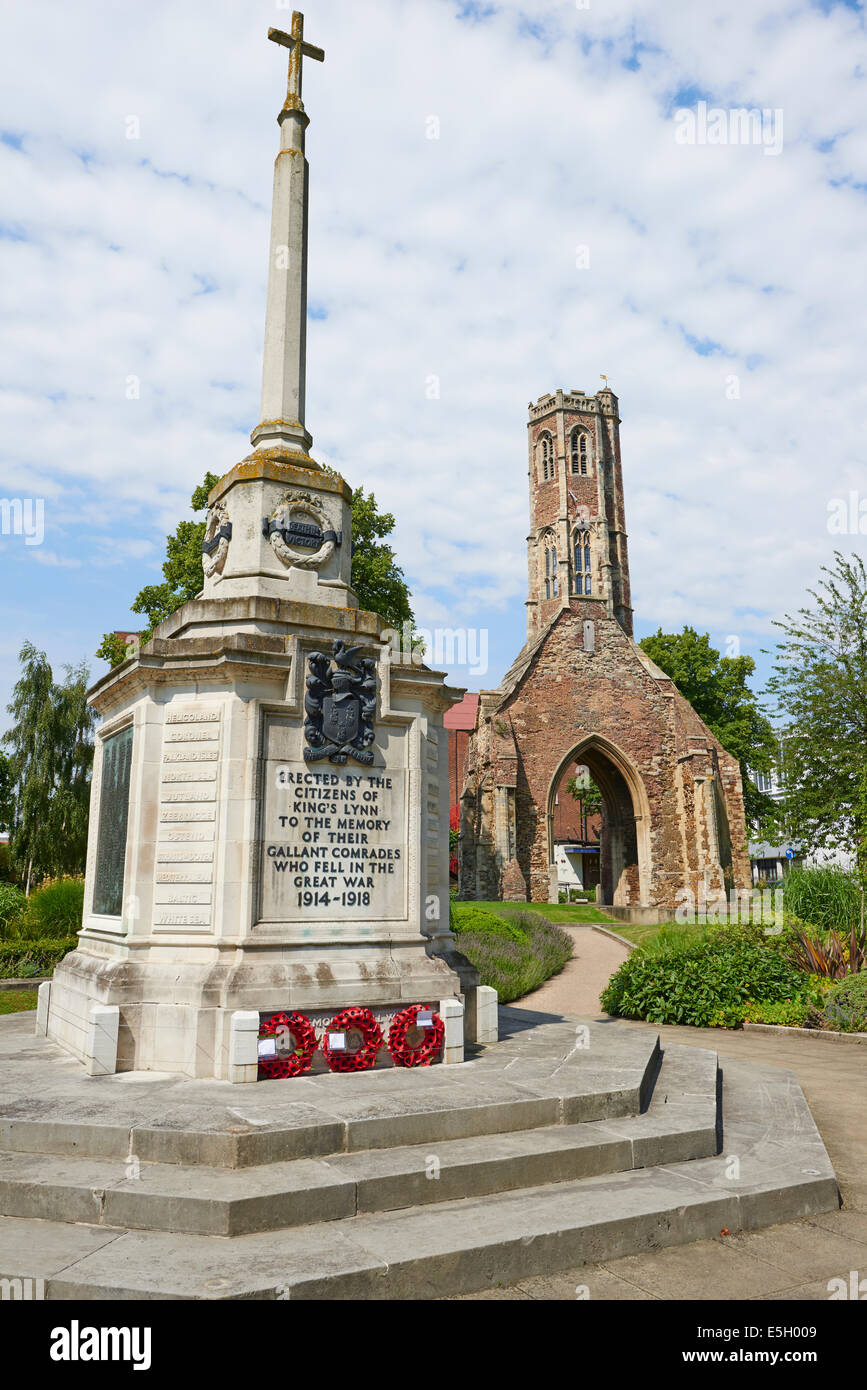 Greyfriars Turm mit dem Kriegerdenkmal im Vordergrund Tower Gardens King's Lynn Norfolk UK Stockfoto