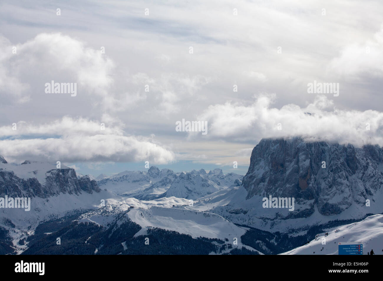 Wolken und Nebel bestehen über die Gipfel der Langkofel Langkofel Selva Val Gardena Dolomiten Italien Stockfoto