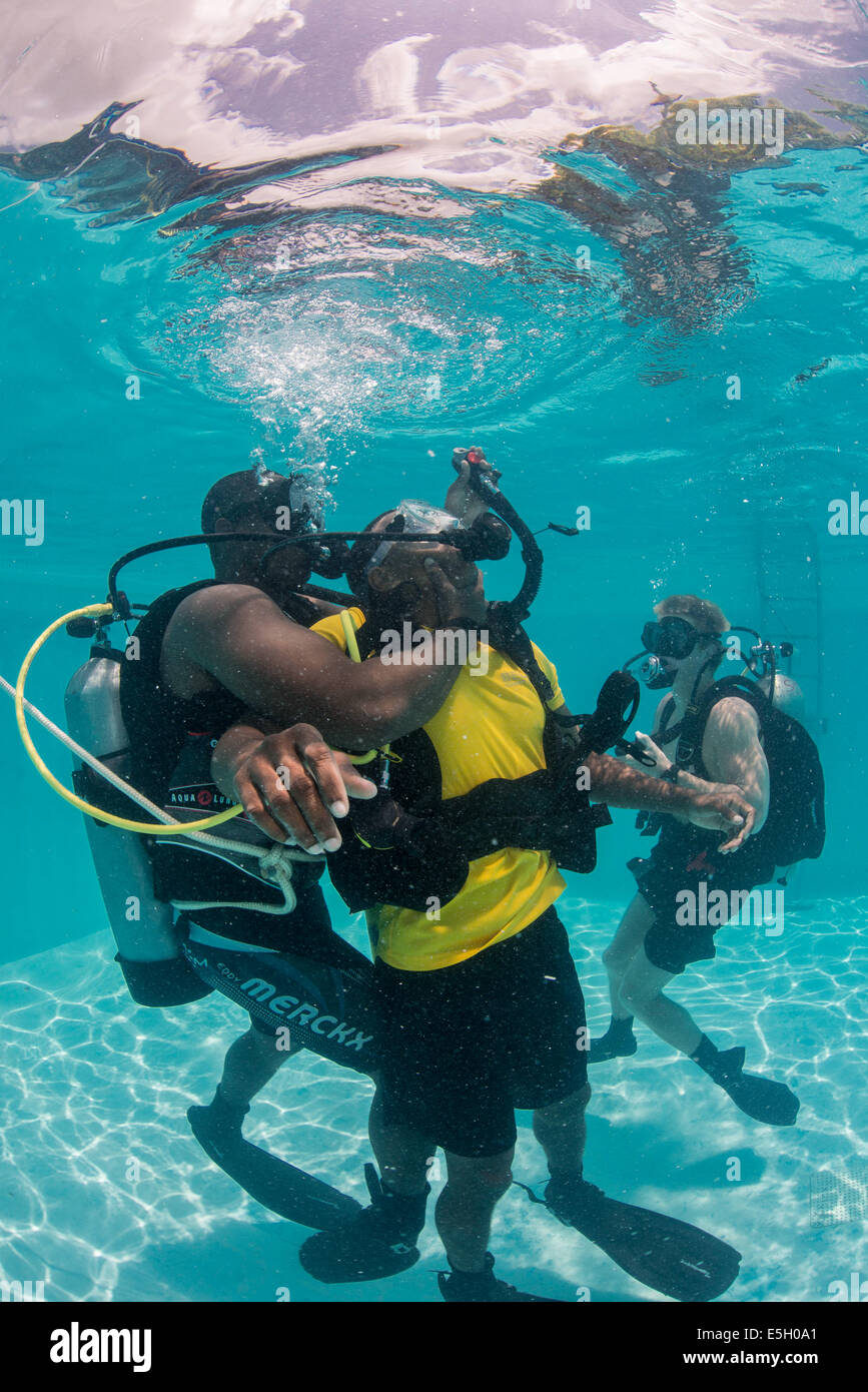 Belize Defence Force Taucher Praktiken darstellende Notfallverfahren als US Navy Diver 3. Klasse Garrett Muccillo, Recht, als Stockfoto