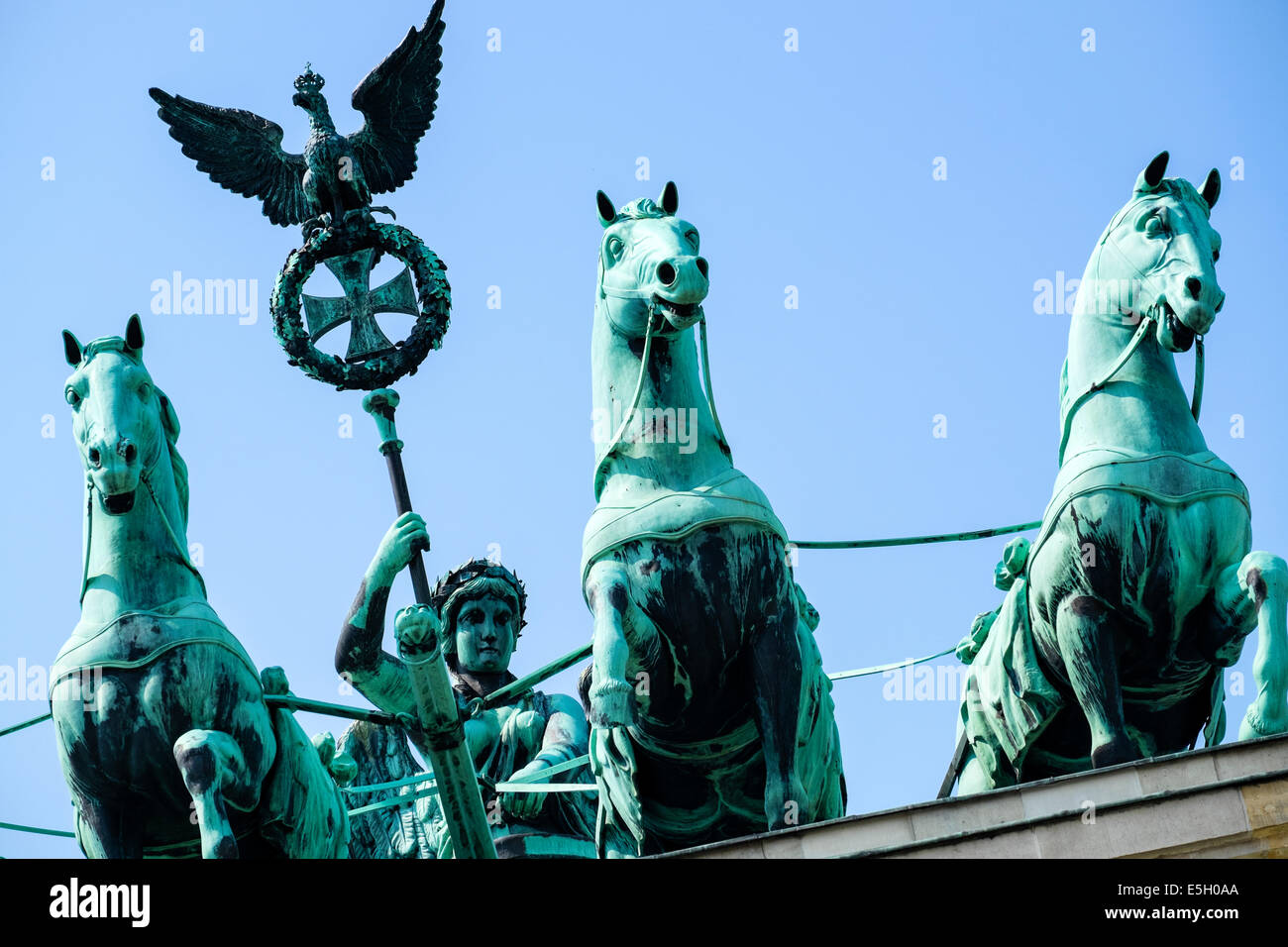 Detail der Statuen der Quadriga auf dem Brandenburger Tor in Berlin Deutschland Stockfoto