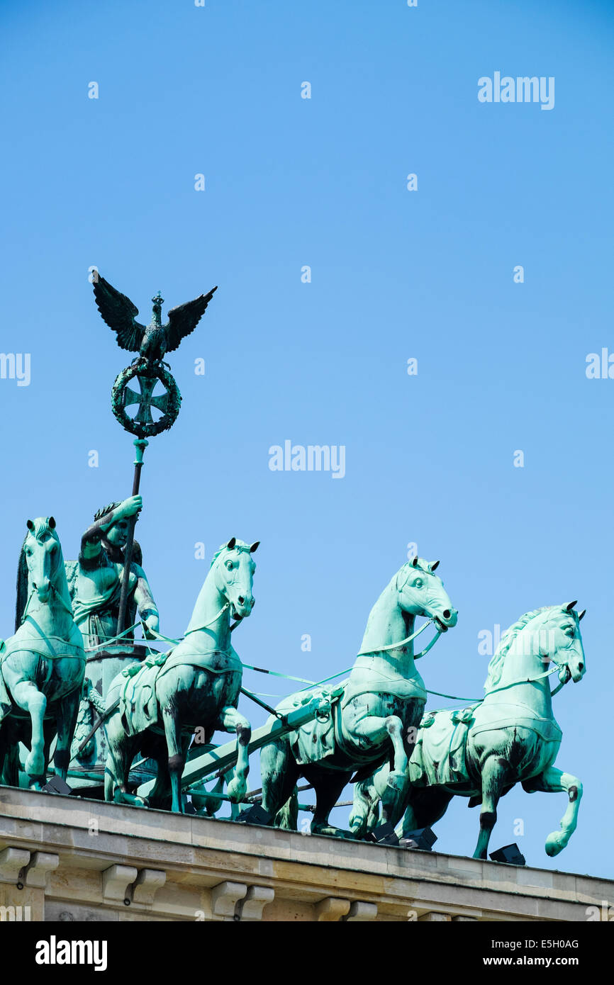 Detail der Statuen der Quadriga auf dem Brandenburger Tor in Berlin Deutschland Stockfoto