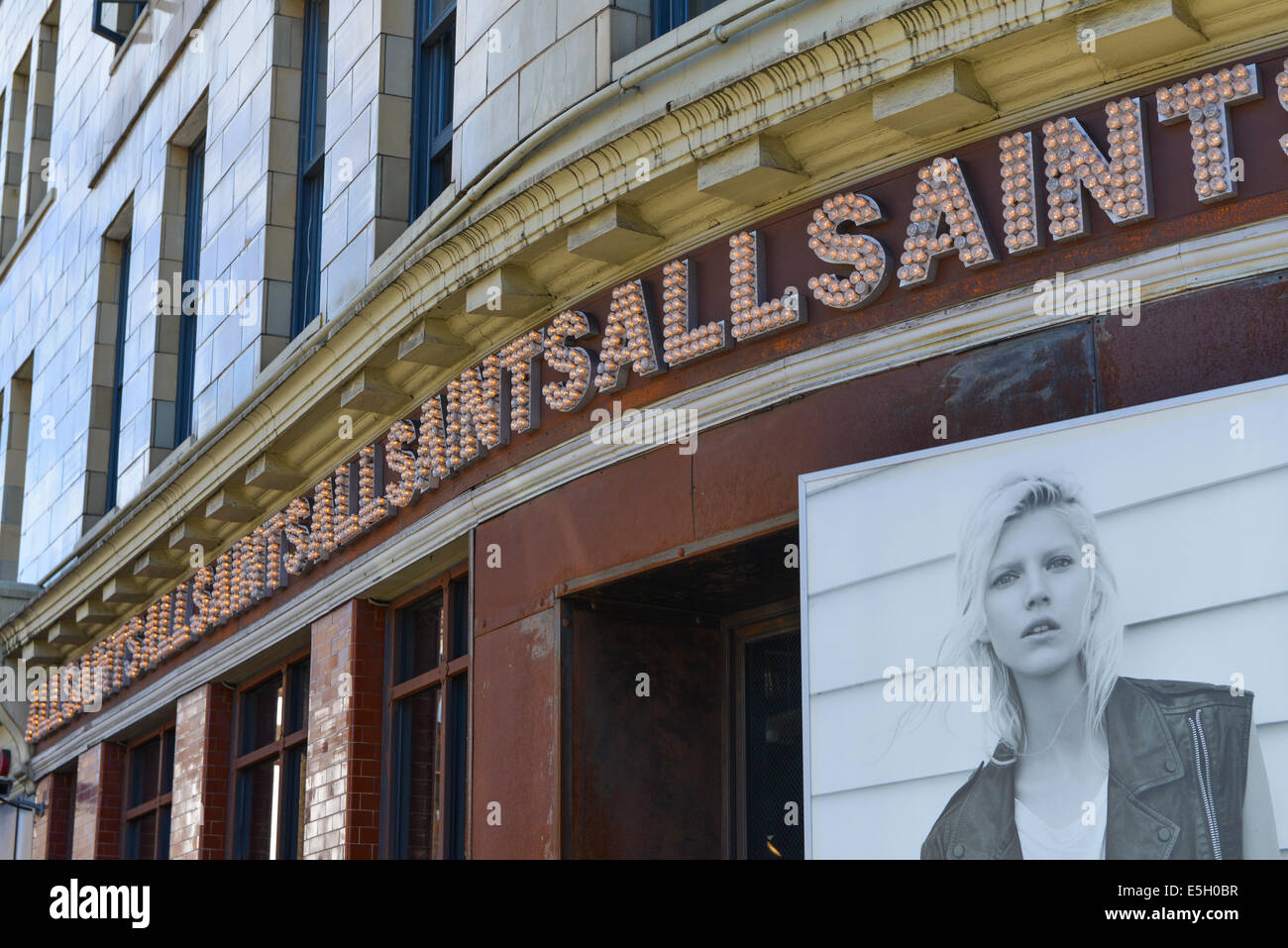 Alle Heiligen Mode Kleidung shop Spitalfields Market London E1 Stockfoto