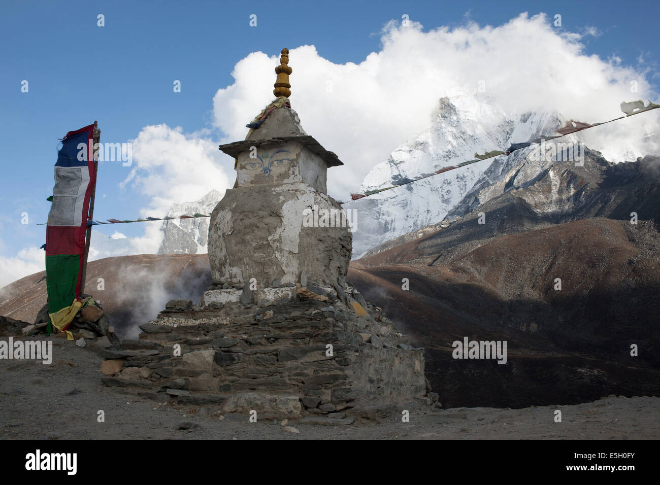 Eine tibetische buddhistische Chorten nahe dem Dorf Dingboche in der Khumbu-Region des Nord-Ost-Nepal im Chukhung Tal Stockfoto