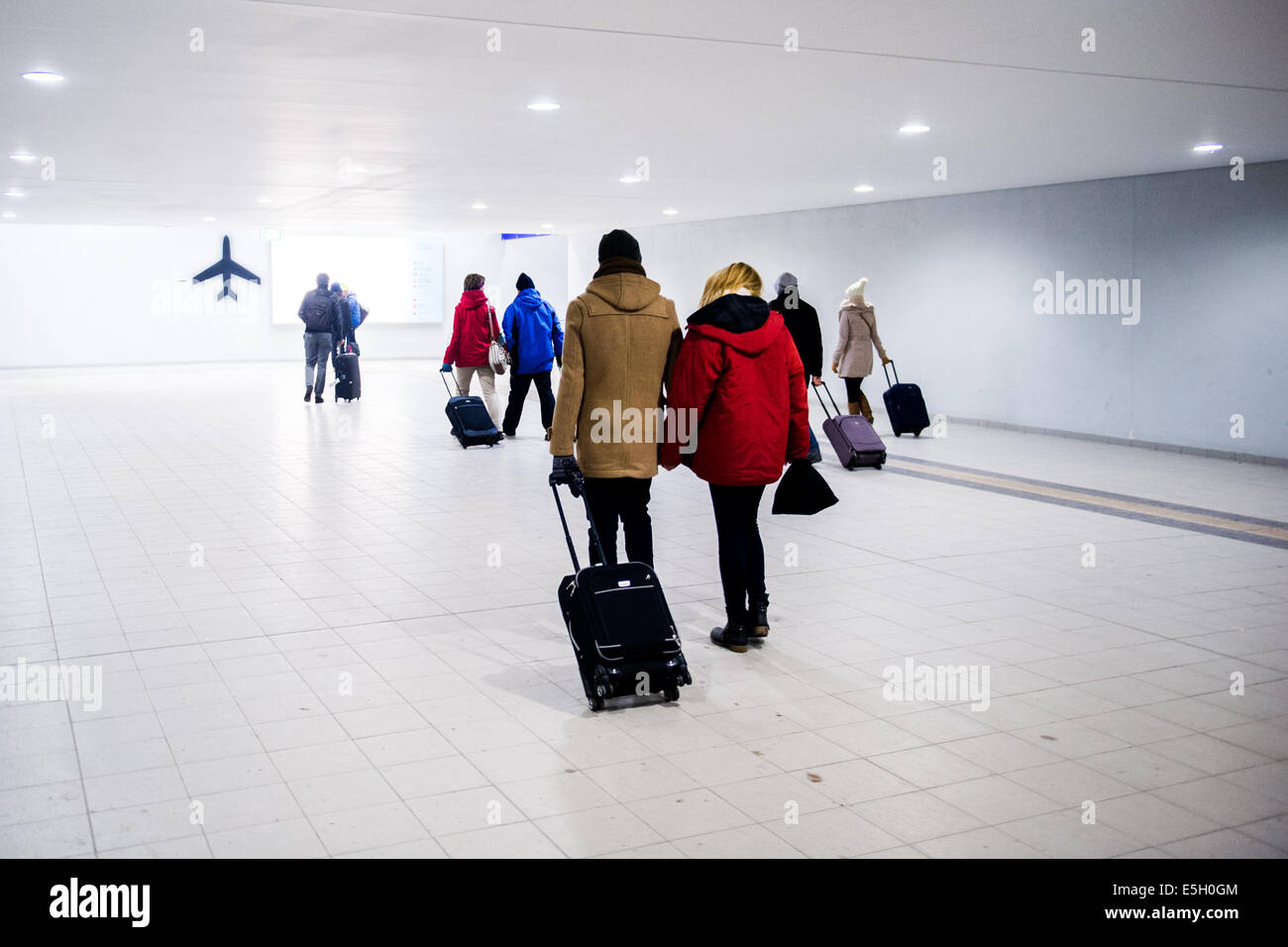 Passagiere mit Handgepäck reisen vom Berliner Hauptbahnhof zum Flughafen Schönefeld (Flughafen) Stockfoto
