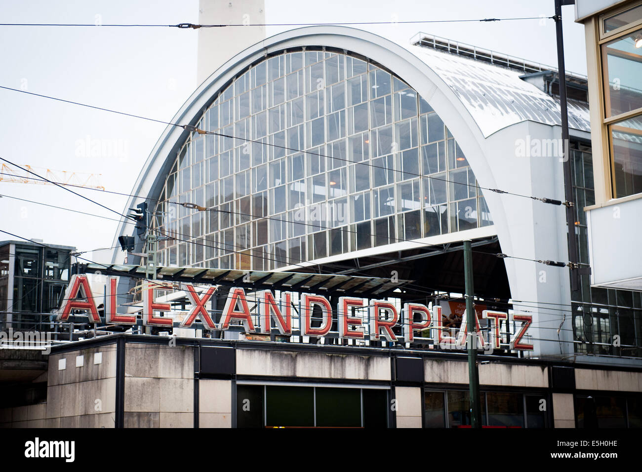 Außenseite des Bahnhof Berlin Alexanderplatz in Berlin, Deutschland Stockfoto