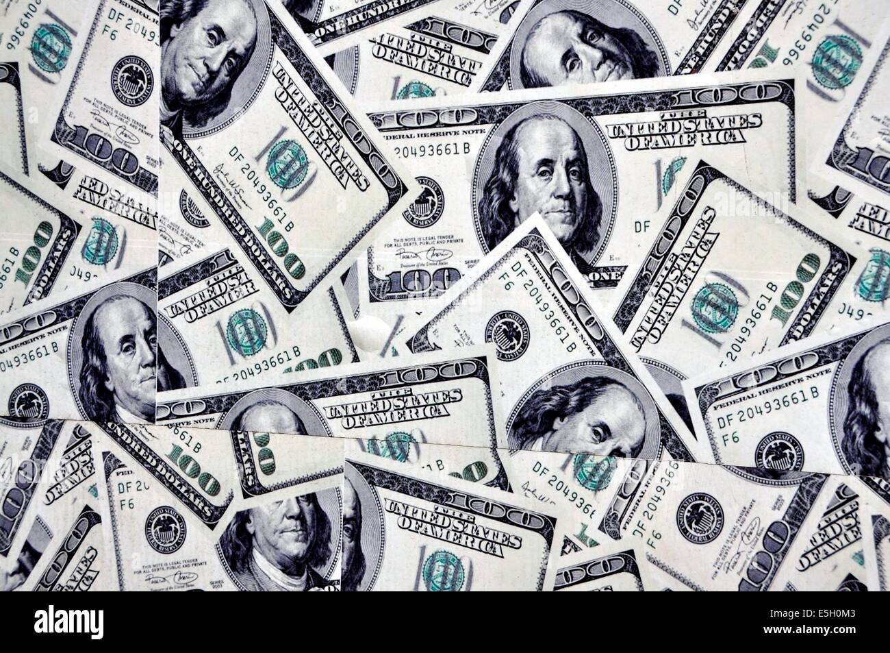 PHILADELPHIA, PENNSYLVANIA: Eine Montage von 100 US-Dollar Rechnungen mit Benjamin Franklin Gesicht Stockfoto