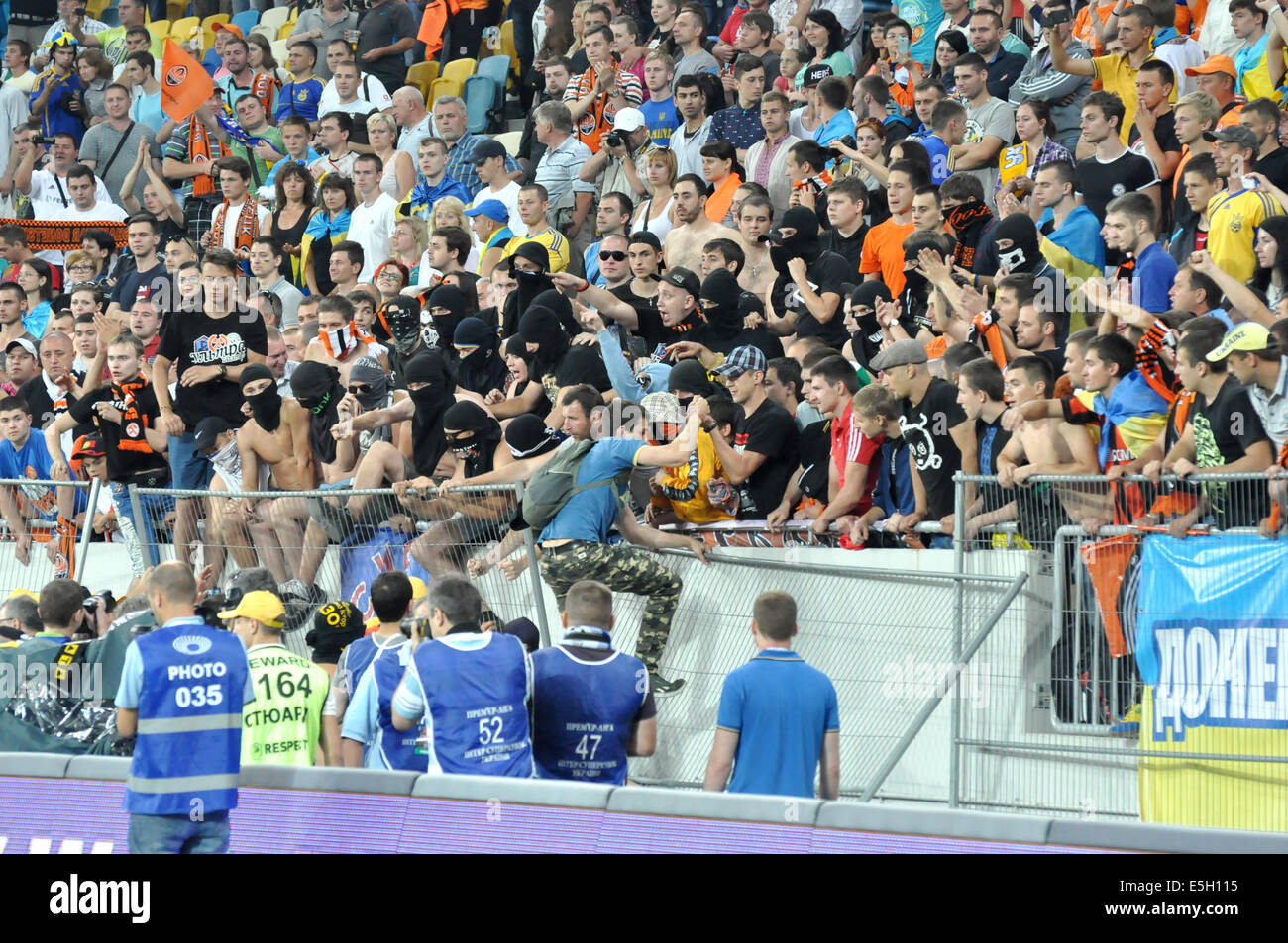 Ultras von Shakhtar während des Spiels Inter zwischen "Schachtar" (Donezk) und Dynamo (Kiew) am Stadion Arena Lviv. Stockfoto