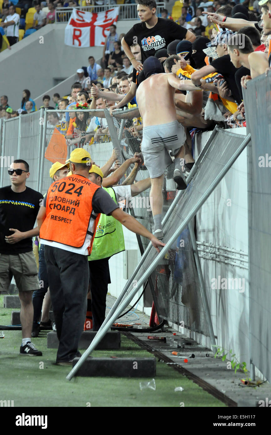 Ultras von Shakhtar während des Spiels Inter zwischen "Schachtar" (Donezk) und Dynamo (Kiew) am Stadion Arena Lviv. Stockfoto