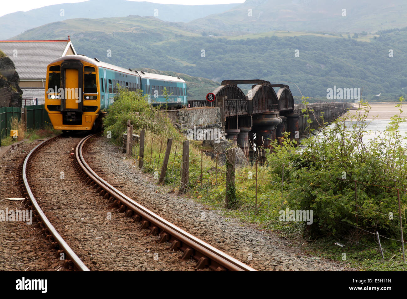 Blick über die Barmouth Viadukt in Wales als ein Diesel-Zug nähert Stockfoto