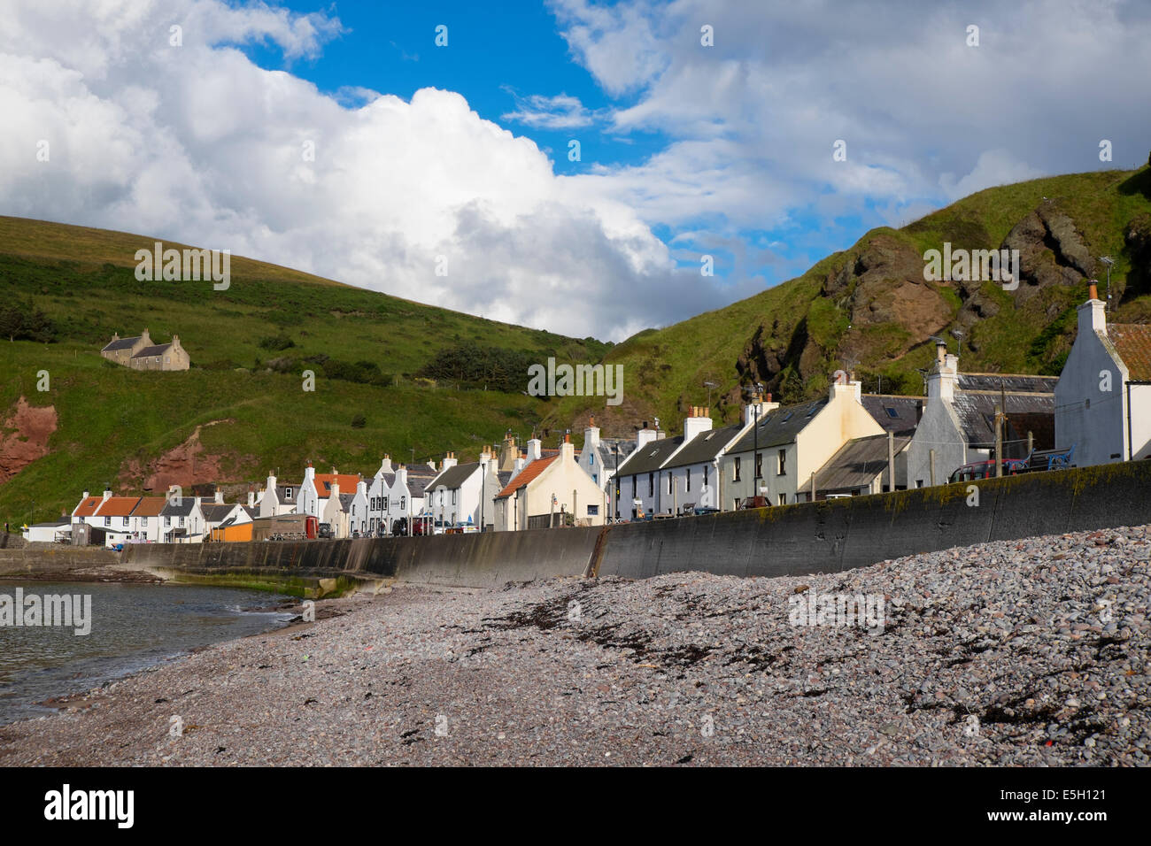 Blick auf kleinen Fischerdorf Dorf von Pennan an Aberdeenshire in Schottland Stockfoto