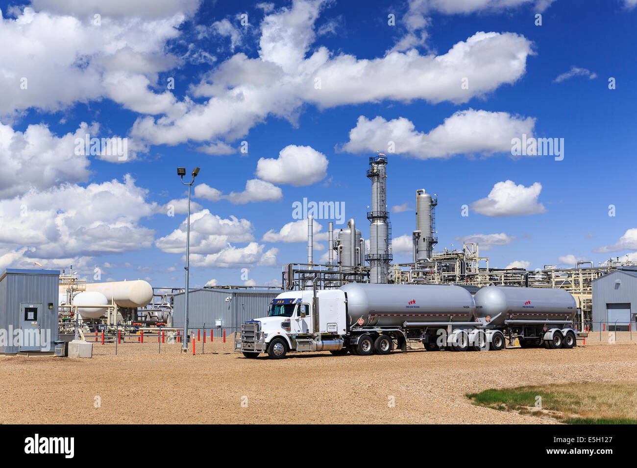 Erdgas-Tankwagen an ein flüssiges Erdgas-Anlage, Kaiserin, Alberta, Kanada Stockfoto