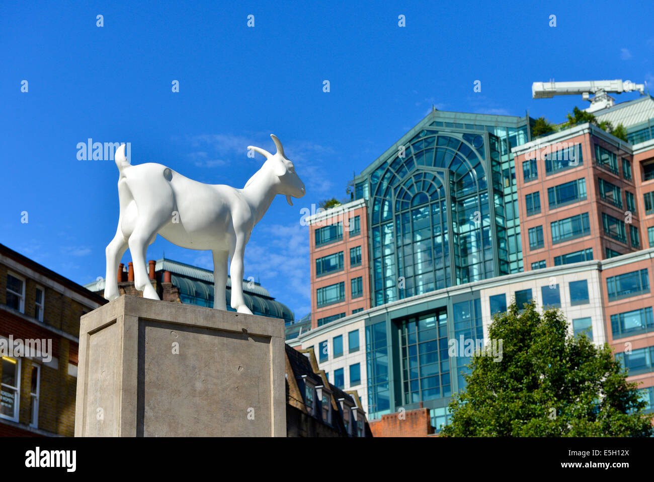 KENNY HUNTER Goat Statue Bischöfe Square Spitalfields Skulptur Prize 2010 Stapel Verpackung Kisten um hohe 3.5metre zu erstellen Stockfoto