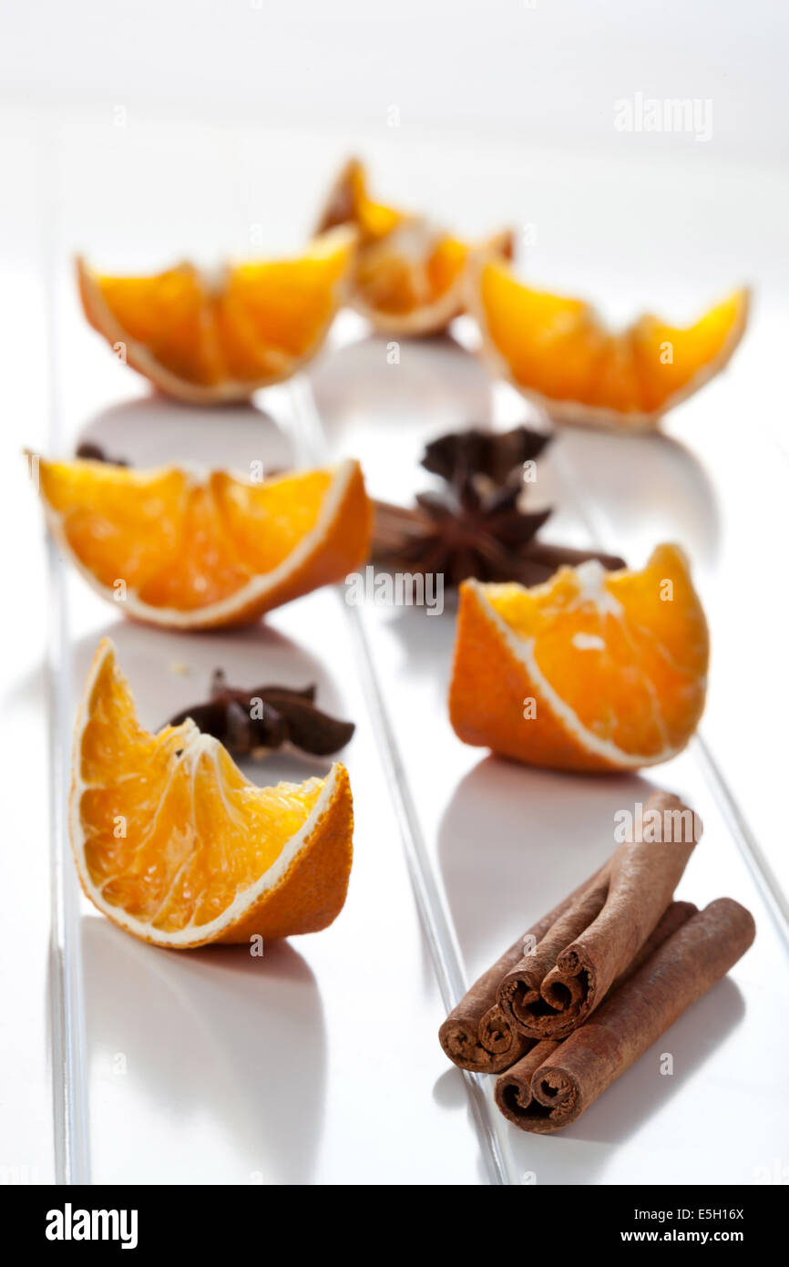 Aroma würziger Zutaten auf weißen Tisch, Orange, Zimt und Anis Stockfoto