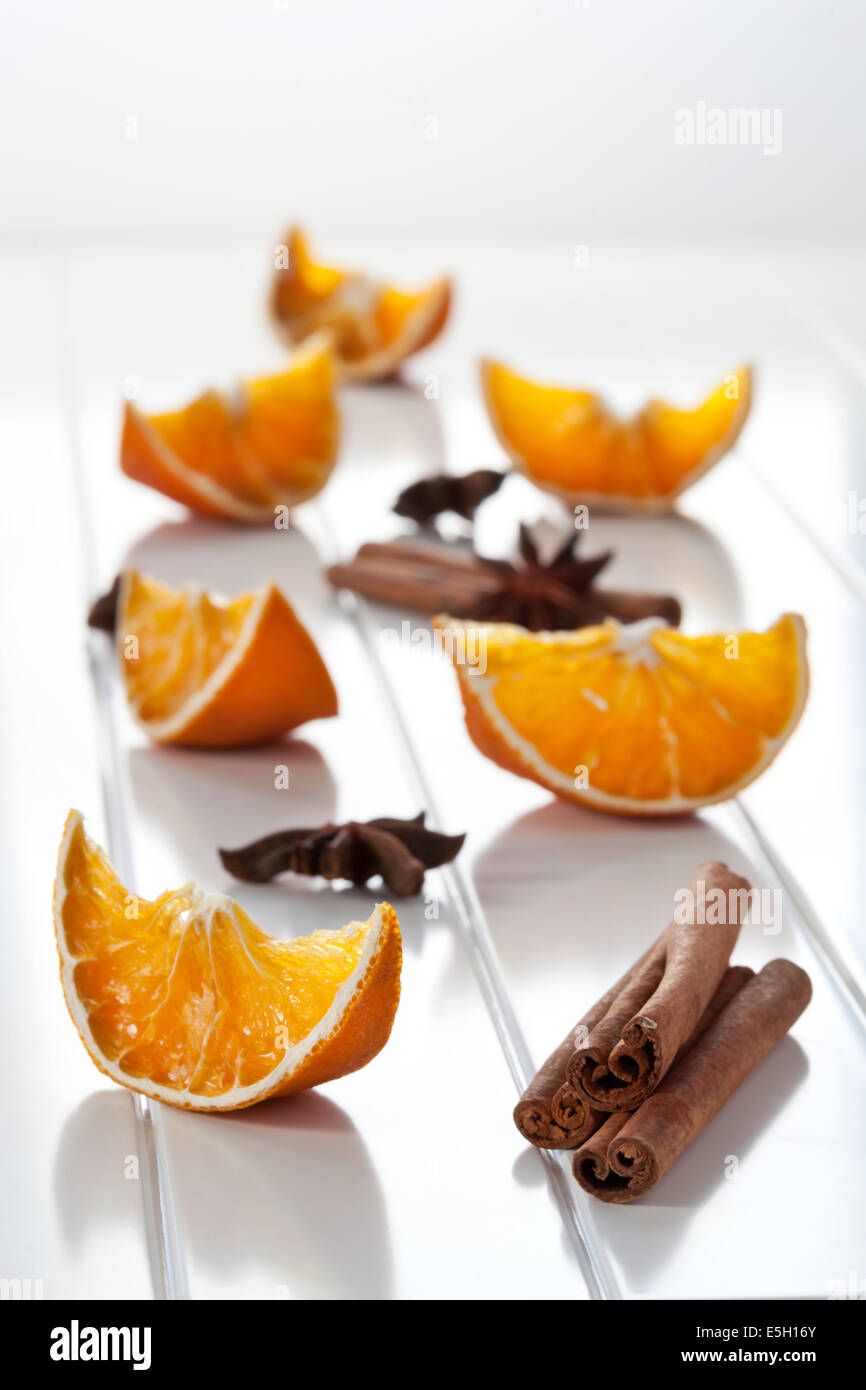 Aroma würziger Zutaten auf weißen Tisch, Orange, Zimt und Anis Stockfoto