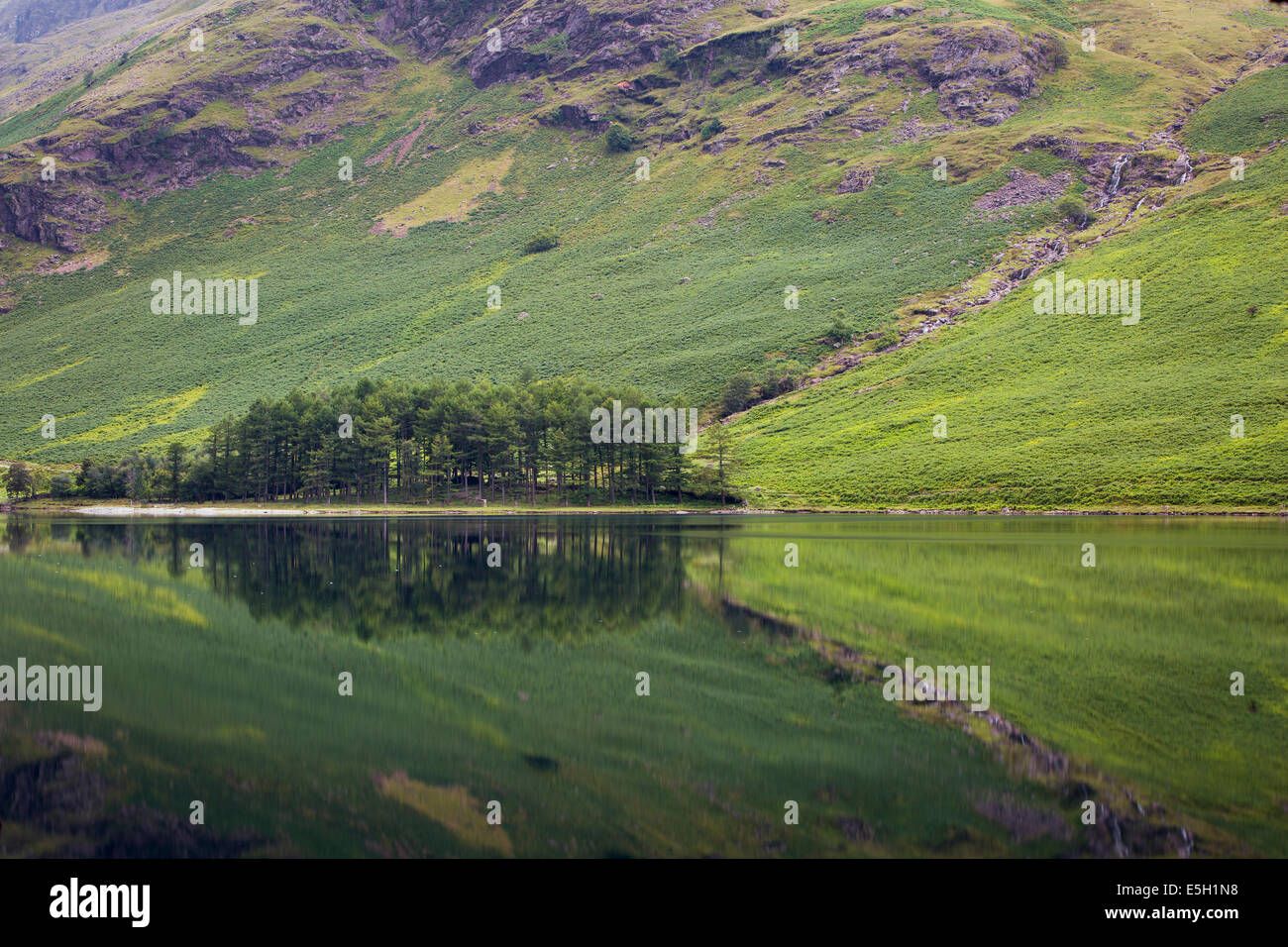 Vor der Morgendämmerung Reflexionen über Buttermere-See, Cumbria, Lake District, England Stockfoto