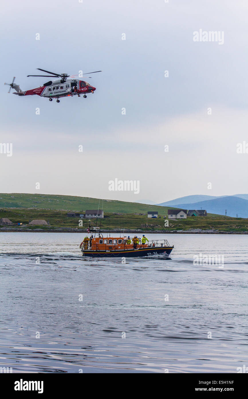 RNLI lifeboat und Hubschrauber im Berneray Stockfoto