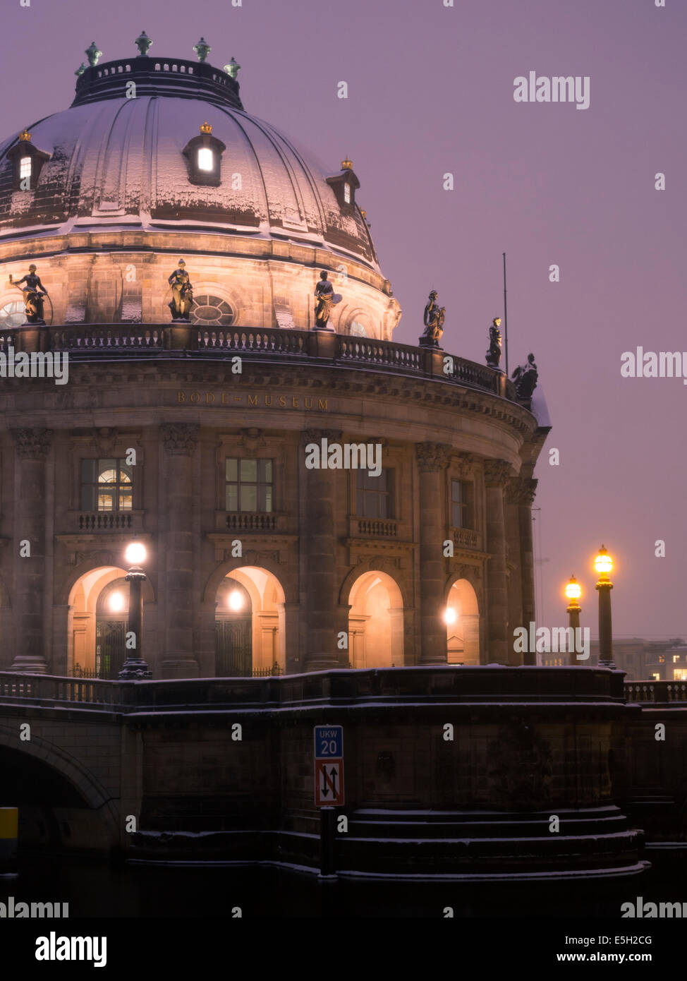 Fragment des berühmten Bode-Museum in Berlin mit malerischen Nachtbeleuchtung Stockfoto