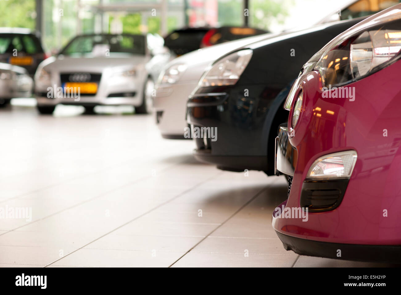 Autos im Showroom von Gebrauchtwagenhändler Stockfoto