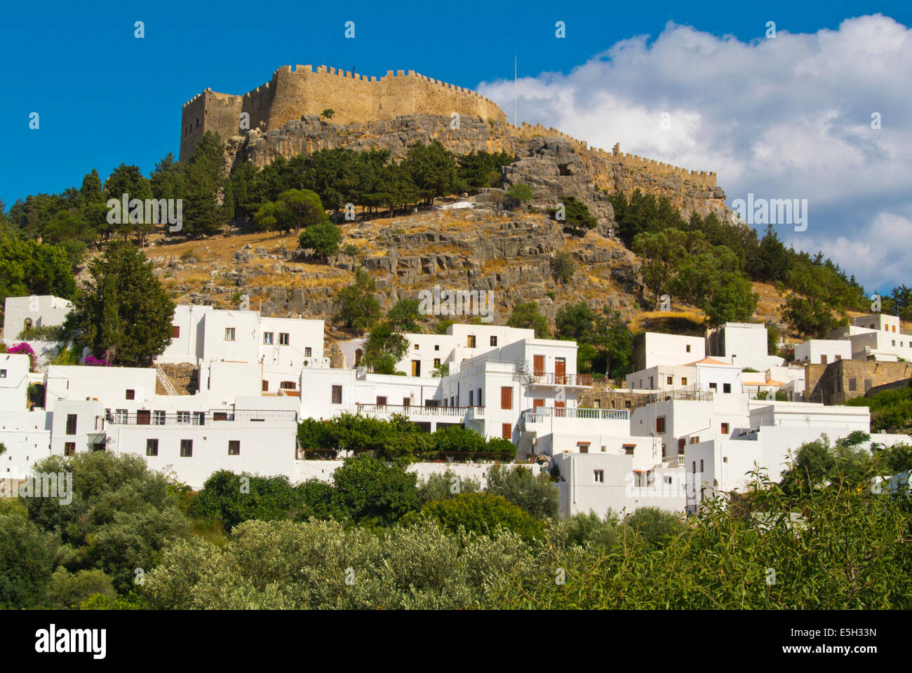 Akropolis und Schloss und weiß gewaschen, Wohngebäude, Lindos Stadt, Insel Rhodos, Dodekanes, Griechenland, Europa Stockfoto