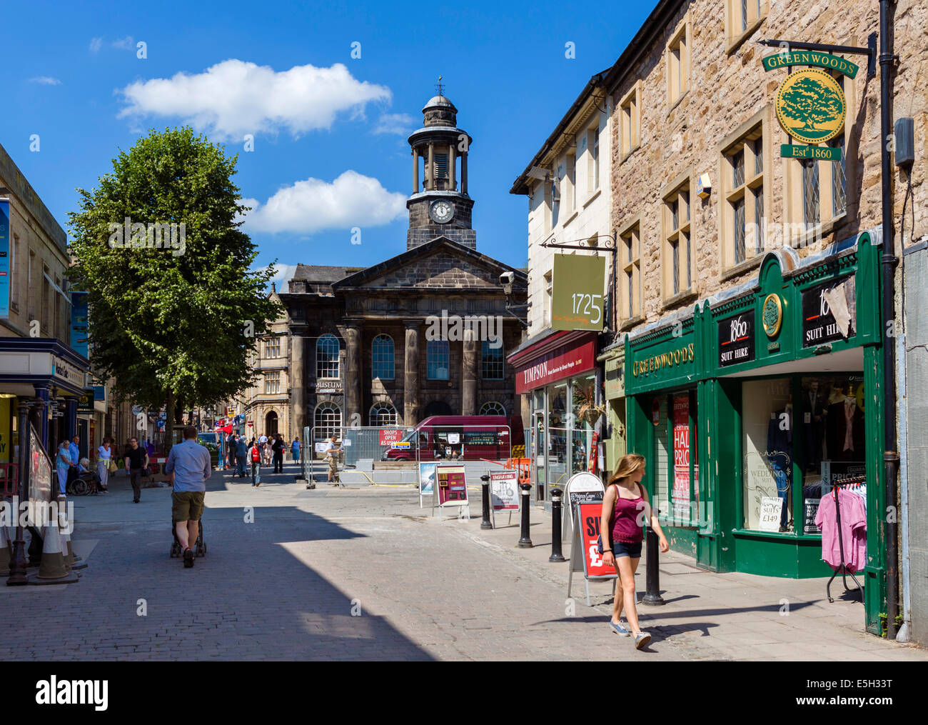 Geschäfte und Museum an der Market Street im Zentrum von Lancaster, Lancashire, UK Stockfoto