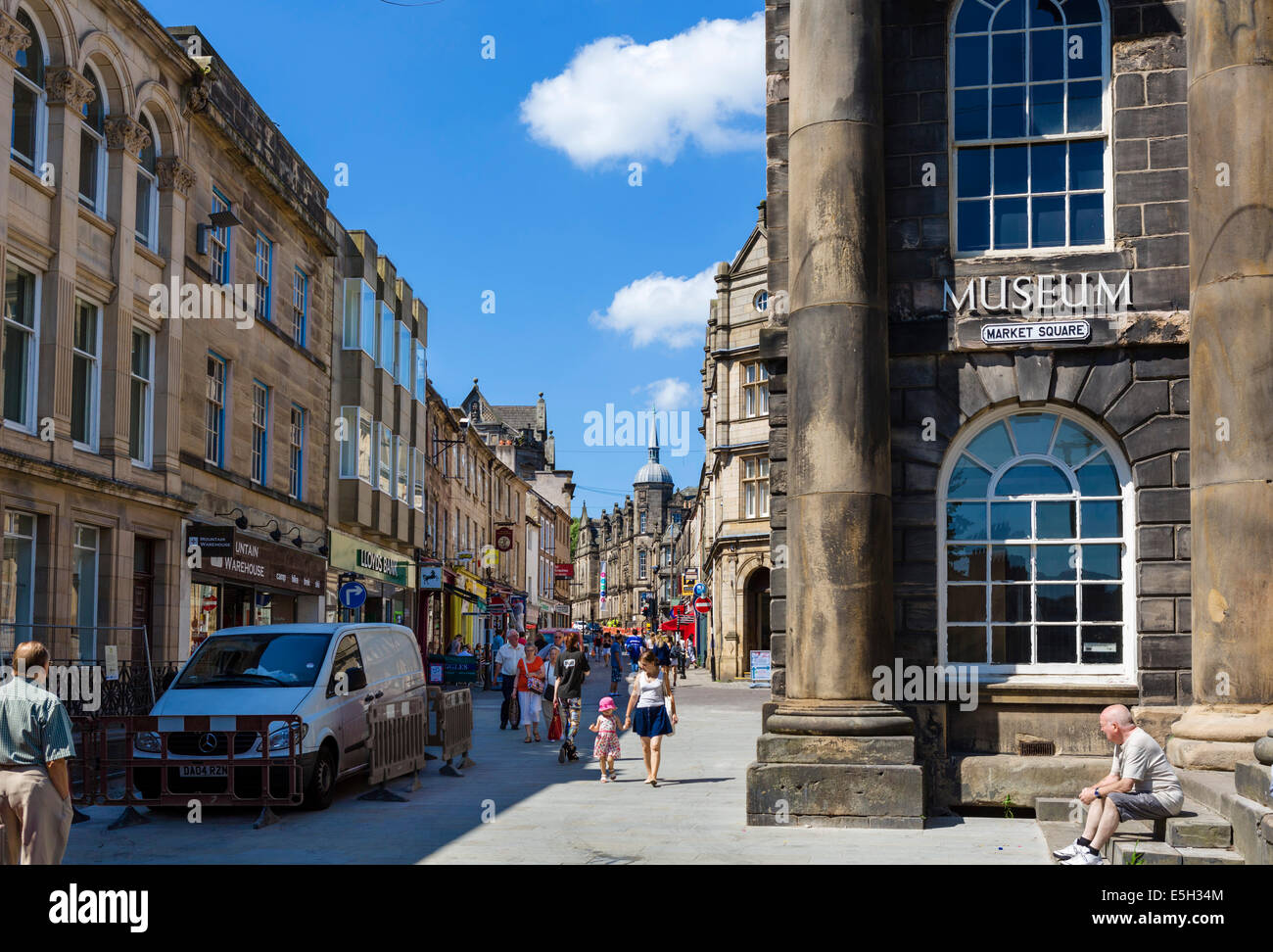 Geschäfte und Museum an der Market Street im Zentrum von Lancaster, Lancashire, UK Stockfoto