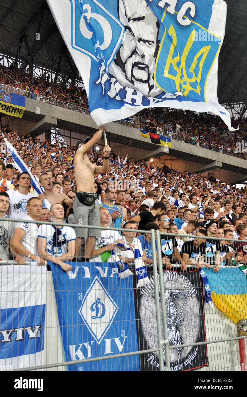 Ultras während des Spiels Inter zwischen "Schachtar" (Donezk) und Dynamo (Kiew) am Stadion Arena Lviv. Stockfoto