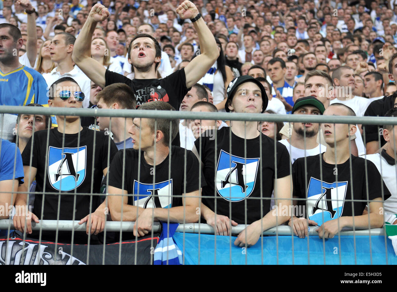 Dnepr-Ultràs während des Spiels Inter zwischen "Schachtar" (Donezk) und Dynamo (Kiew) am Stadion Arena Lviv. Stockfoto