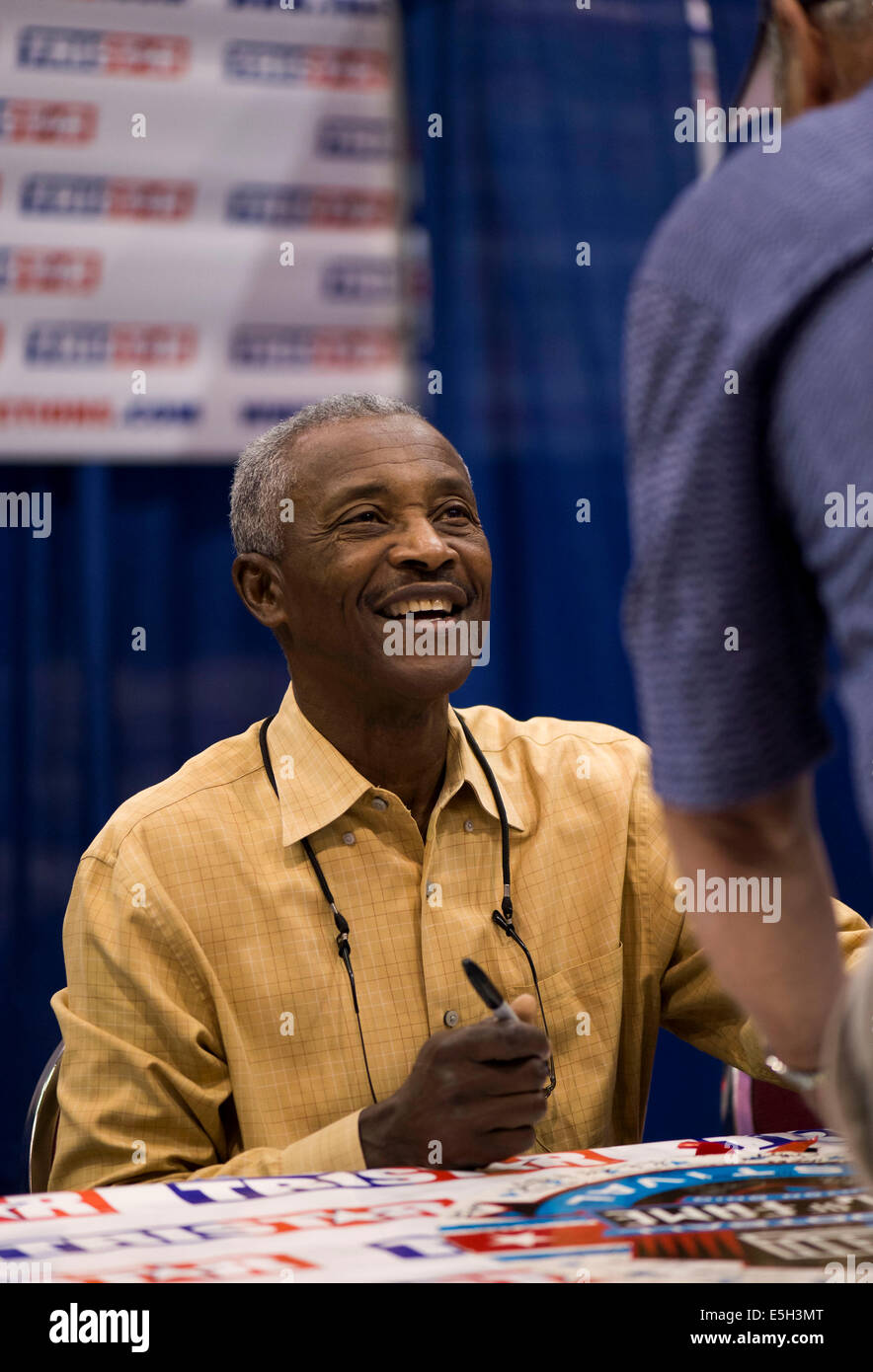 Cleveland, Ohio, USA. 31. Juli 2014. NFL Hall Of Fame Mitglied PAUL WARFIELD plaudert mit einem Fan während der 35. National Sport Sammler Convention in der ich-X Center. Die fünf-Tage-Show, das größte seiner Art im Land, wird voraussichtlich mehr als 40.000 Teilnehmer zu ziehen. Zu den Angeboten gehören Autogrammstunden in Person von mehr als 100 Sportler, sowie Sport-Karten, Spielzeug, Spiel verwendet Trikots und ein Füllhorn an andere Sammler Erinnerungsstücke. © Brian Cahn/ZUMA Draht/Alamy Live-Nachrichten Stockfoto