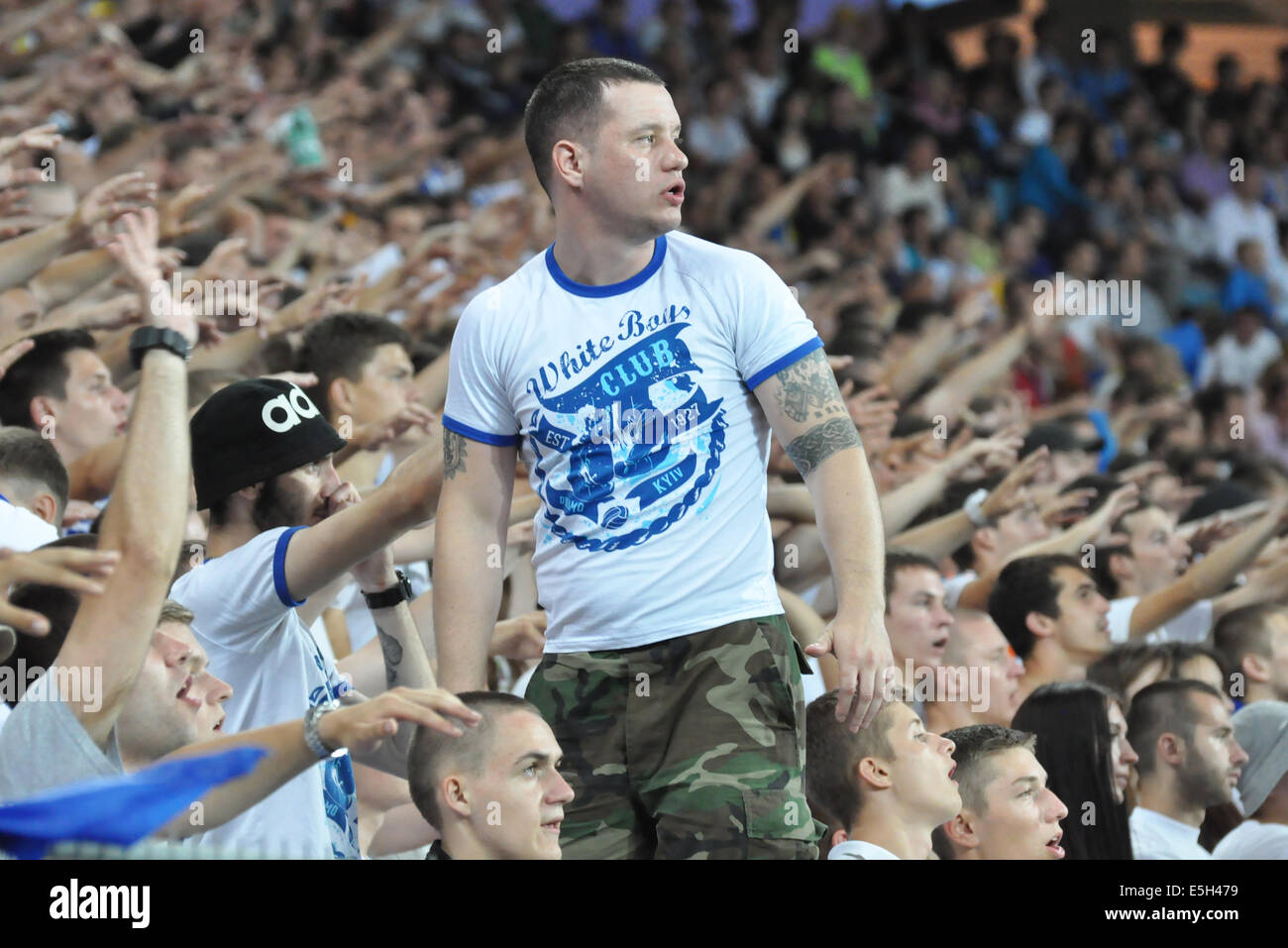 Ultras und Fans von Dinamo während des Spiels Inter zwischen "Schachtar" (Donezk) und Dynamo (Kiew) am Stadion Arena Lviv. Stockfoto