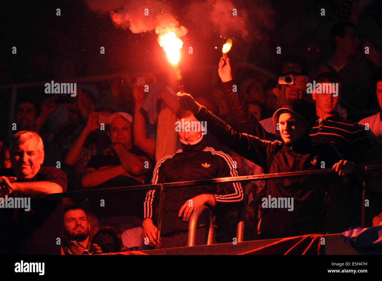 Ultras Dynamo während des Spiels Inter zwischen "Schachtar" (Donezk) und Dynamo (Kiew) am Stadion Arena Lviv. Stockfoto