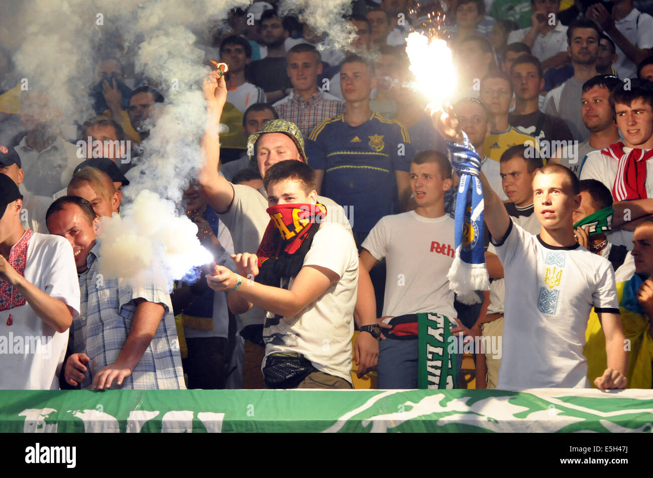 Ultras Dynamo während des Spiels Inter zwischen "Schachtar" (Donezk) und Dynamo (Kiew) am Stadion Arena Lviv. Stockfoto