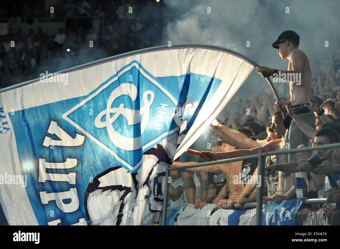 Ultras Dynamo während des Spiels Inter zwischen "Schachtar" (Donezk) und Dynamo (Kiew) am Stadion Arena Lviv. Stockfoto