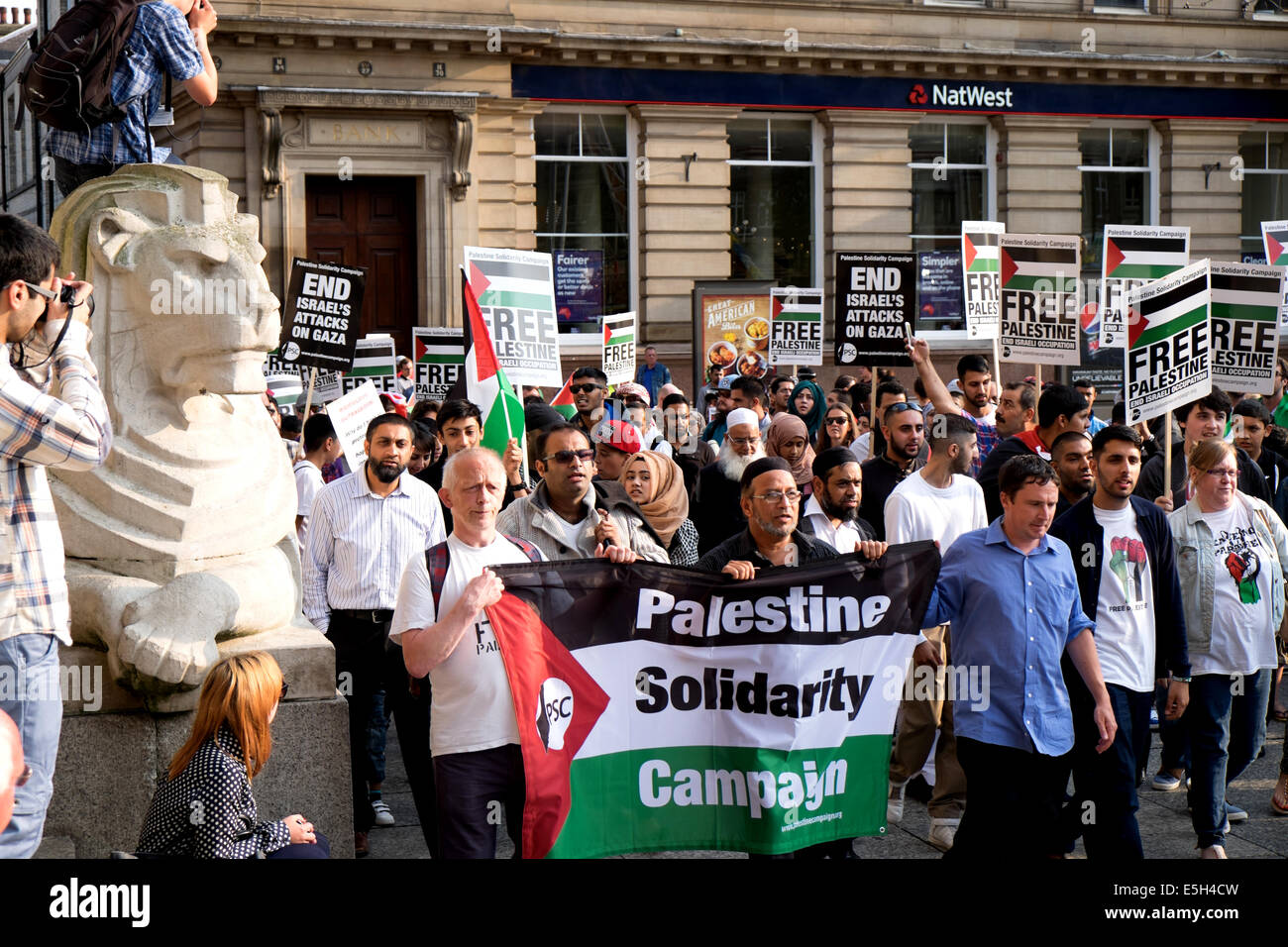 Nottingham, UK. 31. Juli 2014. Palästina Solidarität-Kampagne März vom BBC Mediacenter London unterwegs zum alten Marktplatz Nottinghams heute Abend. Auch bei ihnen Lautsprecher Conner Mitglieder der jüdischen Gemeinschaftsführer waren, gaben sie reden gegen die Bombardierung und die Tötung von unschuldigen Menschen in Gaza und der Zionismus. Bildnachweis: Ian Francis/Alamy Live-Nachrichten Stockfoto