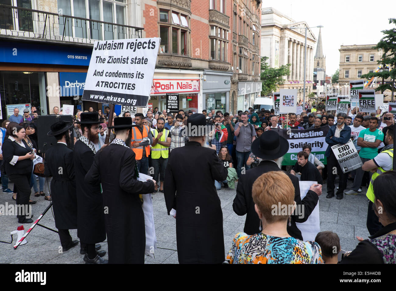 Nottingham, UK. 31. Juli 2014. Palästina Solidarität-Kampagne März vom BBC Mediacenter London unterwegs zum alten Marktplatz Nottinghams heute Abend. Auch bei ihnen Lautsprecher Conner Mitglieder der jüdischen Gemeinschaftsführer waren, gaben sie reden gegen die Bombardierung und die Tötung von unschuldigen Menschen in Gaza und der Zionismus. Bildnachweis: Ian Francis/Alamy Live-Nachrichten Stockfoto