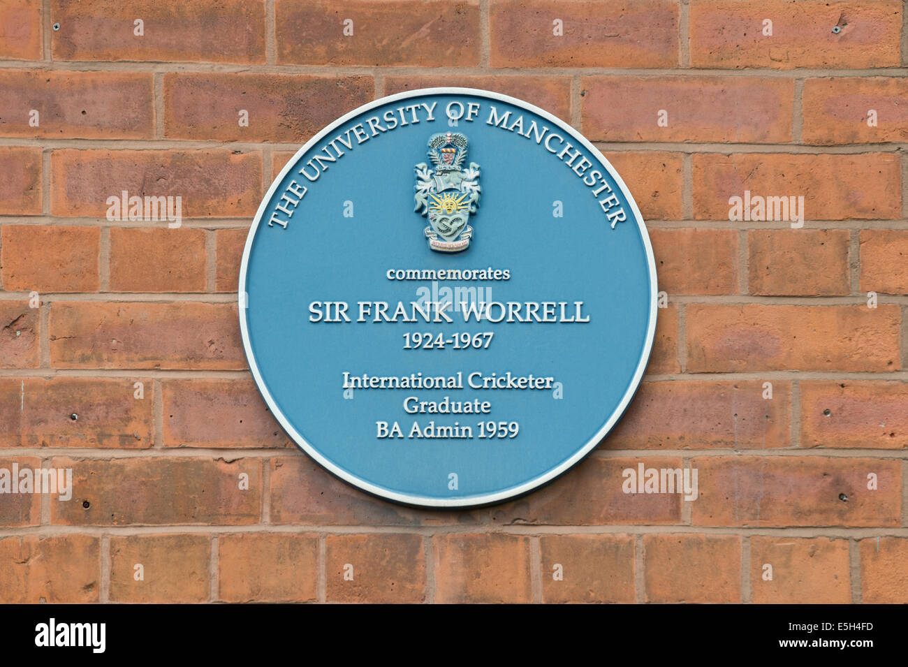 Eine Tafel zum Gedenken an Sir Frank Worrell (1924-1967), Cricketspieler an Universität Campus-Bereich (aus Oxford Road) in Manchester. Stockfoto