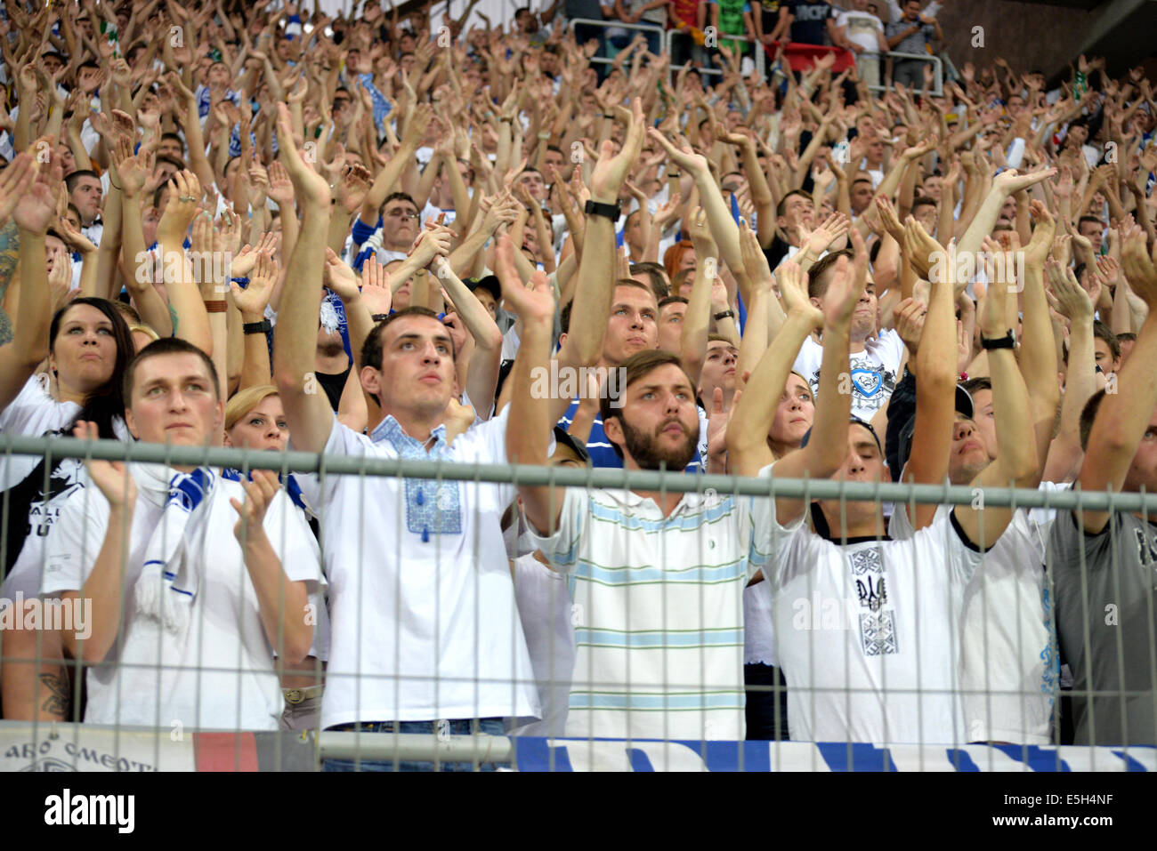 Ultras Dynamo während des Spiels Inter zwischen "Schachtar" (Donezk) und Dynamo (Kiew) am Stadion Arena Lviv. Stockfoto