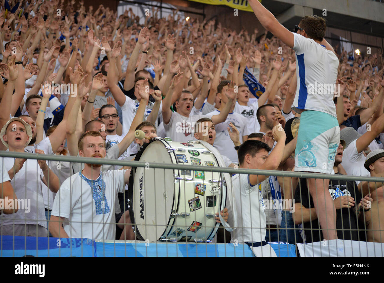 Ultras Dynamo während des Spiels Inter zwischen "Schachtar" (Donezk) und Dynamo (Kiew) am Stadion Arena Lviv. Stockfoto