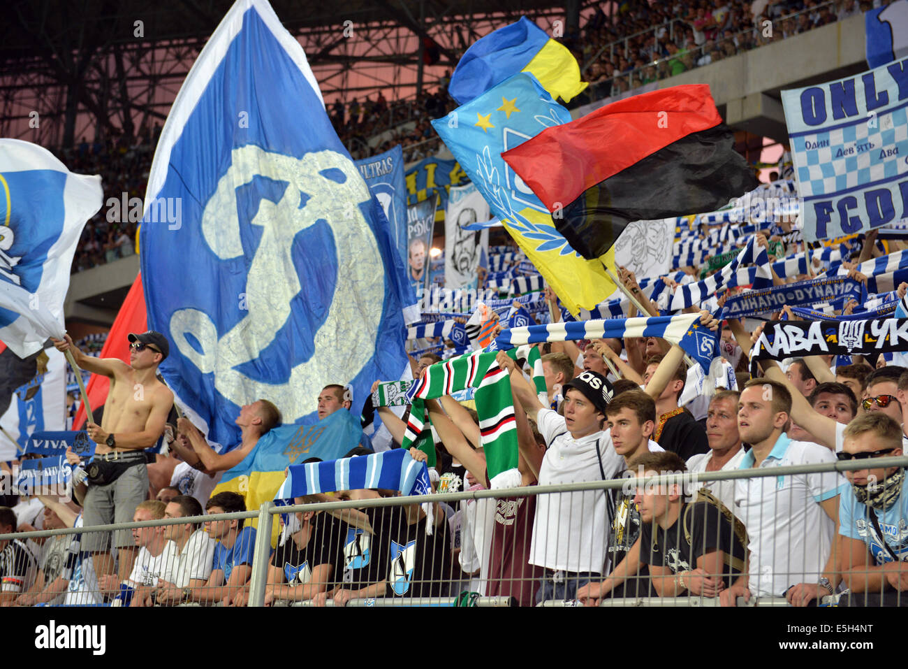 Ultras Dynamo während des Spiels Inter zwischen "Schachtar" (Donezk) und Dynamo (Kiew) am Stadion Arena Lviv. Stockfoto